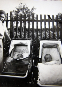 Libuše Beranová s maminkou (dítě vlevo)