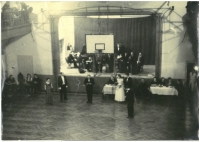 Rodiče Ferdinand a Růžena Morávkovi (vlevo) při kurzu společenského tance, 50. léta