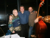 Přátelé z HB Roman Haken a Radek Vondra na vystoupení jejich kapely Senemenujem v kavárně Kafe na dřevo, Hostavice, 2018