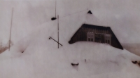 Hájovna dědečka (Jizerka čp. 26) pod sněhem v březnu 1944