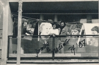 Jarmila Poláková a Vladimír Hanzel na balkóně svého bytu a za nimi fotografie účinkujících z Folkové Lipnice 1987, Praha - Jižní Město, snímek pořídil fotograf Petr Mazanec
