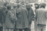 Hosté Folkové Lipnice, neboli podle oficiálního názvu festival Písní za mír. Zprava: Ivan Hoffman, třetí Ladislav Snopko, Čestmír Klos, Jan Burian, zády Vladimír a Lucie Mertovi, nalevo Michal Jůza