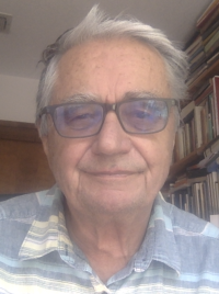 Pamětník ve svém bydlišti Davis, Kalifornie