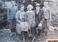 Rodina Matějů v Bartoňově v roce 1934. Zleva bratr Robert, matka Františka, sestra Františka, otec Robert a Alois Matějů