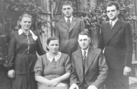 Rodina Matějů v Bartoňově v roce 1945. Zprava sestra Františka, matka Františka, bratr Robert, otec Robert a Alois Matěj