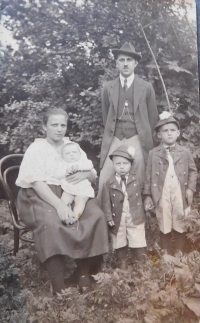 Rodina Matějů v Bartoňově