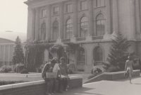 Milada Rejmanová (sedící na zídce vpravo) na zájezdu do Ruska, 1985