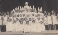 Školní besídka dětí ze ZŠ Hroznová Lhota, 50. léta 20. století