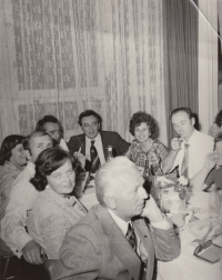 Rodinné setkání Rejmanů, v bílé košili s kravatou František Rejman, vedle vlevo Milada Rejmanová