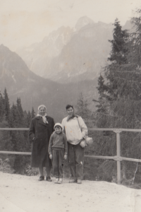 Milada Rejmanová (vlevo) na horách na Slovensku, počátek 60. let 20. století