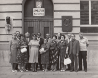 Milada Rejmanová (pátá zleva) jako členka učitelského sboru na Gymnáziu Marie Kudeříkové ve Strážnici, František Rejman druhý zleva, 70. léta 20. století