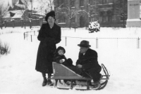 S rodiči Eleonorou a Janem Pospíchalovými, 1942