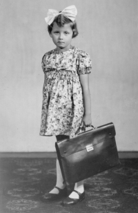 Jana Soferová, rozená Pospíchalová, jde 1. září 1945 do první třídy