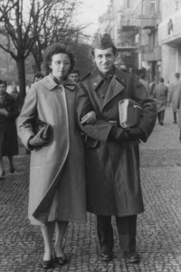 S manželem Ivanem Soferem, základní vojenská služba, 1959