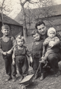 Sourozenci Němcovi s otcem Oldřichem
