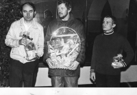 Na sportovních soutěžích v běhu pořádaných Slévárnou Ostašov stál Jan Suchánek (vlevo) pravidelně na stupních vítězů (1976)