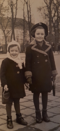 Věra a starší sestra Růžena, 1938