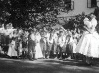 Dožínky 1943 v Hrubčicích, pamětník v klobouku, v popředí vlevo