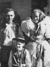 Dožínky 22. srpna 1943 v Hrubčicích, s maminkou Ludmilou a otcem Ladislavem Zapletalovými