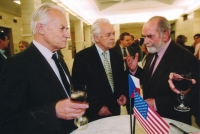 Jiří Berounský (vlevo), Jiří Ješ (uprostřed) a Pavel Tigrid (vpravo) v roce 2002