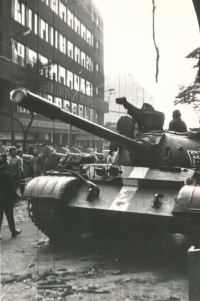 Tank vojsk Varšavské smlouvy před budovou Československého rozhlasu, 21. srpen 1968