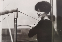 Bohumila Řešátková před cvičením na bradlech v druhé polovině 60. let 20. století