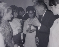 Bohumila Řešátková (druhá zleva) v roce 1968 při setkání s předsedou Národního shromáždění Josefem Smrkovským. Zcela vlevo je Věra Čáslavská