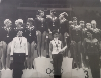 Bohumila Řešátková (třetí zleva) na stupních vítězů na olympijských hrách v Mexiku 1968. Zcela vlevo je Věra Čáslavská, vpředu stojí trenérka Slávka Matlochová
