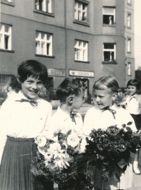 Poslední den první třídy, pamětník druhý zleva, 1964