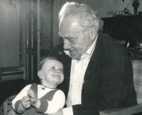 Vladimír Dražil se svojí vnučkou Annou, Brno, 1988