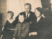 The Dražil family: father František, mother (Kornélie) Anna (née Kadavá), Zdena and Vladimír (Jiří Dražil's father), Žilina, the late 1920s