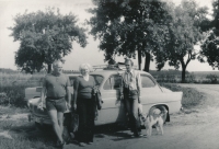 Letní kempování, pamětník s rodiči a psem Punťou, 1973