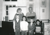 Prarodiče Dražilovi s vnoučaty Ondrou, Annou, Martinem a Petrem na oslavě 70. narozenin Vladimíra Dražila, Brno, 1993