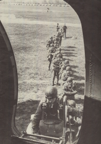 Vojenská léta 1971 - 1973, výsadkáři nastupují do letadla