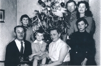 Rostya Gordon-Smith (zleva za dědečkem) s rodiči, prarodiči a sestrami, Vánoce na Slovensku 1957