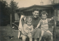 Rostya (vlevo) s matkou a mladší sestrou, 1952