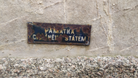Cedulka Památka chráněná státem na hejnickém klášteře jako vzpomínka na péči socialistického Československa