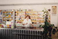 Věra Holubová v lékárně v Ostravě - Radvanicích, 90. léta 20. století