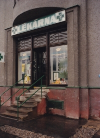 Lékárna v Ostravě - Radvanicích, která byla v 50. letech Holubovým znárodněna. Snímek z 90. let 20. století.