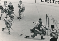 Josef Horešovský (první zprava nahoře) v utkání se Sovětským svazem na mistrovství světa 1969. Národní tým vyhrál 4:3, brankář Vlado Dzurilla dostává jednu ze tří branek