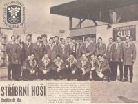Novinový snímek stříbrného mužstva z olympiády 1968. Josef Horešovský stojí pátý zprva