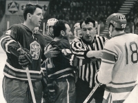 Rozmíška při utkání Československo - Sovětský svaz na mistrovství světa 1969 ve Švédsku. Josef Horešovský zcela vlevo