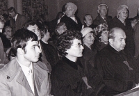 Kněžské svěcení Jany Wienerové, zleva manžel Pavel Wiener, maminka Dagmar Kuchtová, 1976