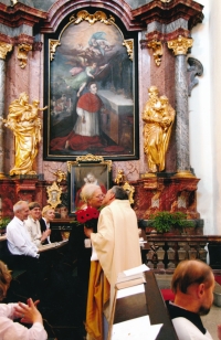 Jan Kofroň s manželkou při své reordinaci, kostel sv. Benedikta na Hradčanech, květen 2008