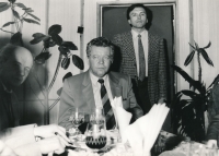 Pamětník v roli číšníka na oslavě narozenin odborného ředitele Osevy, 80. léta