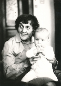 Vlasta Kofroňová, maminka pamětníka, s jedním z vnoučat