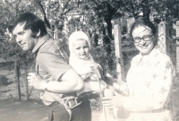 Manželé Kofroňovi s dítětem u domu v Praze-Bohnicích, 70. léta