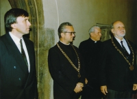 Pamětník (zcela vlevo) ve funkci kancléře Univerzity Karlovy, zcela vpravo rektor UK Radim Palouš