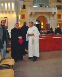 Jan Kofroň s kardinálem Dukou v kostele sv. Václava V Bohnicích
