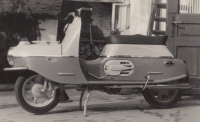Motorka, kterou koupila matka pamětnice z peněz, jež dostala za prodej krav do JZD 